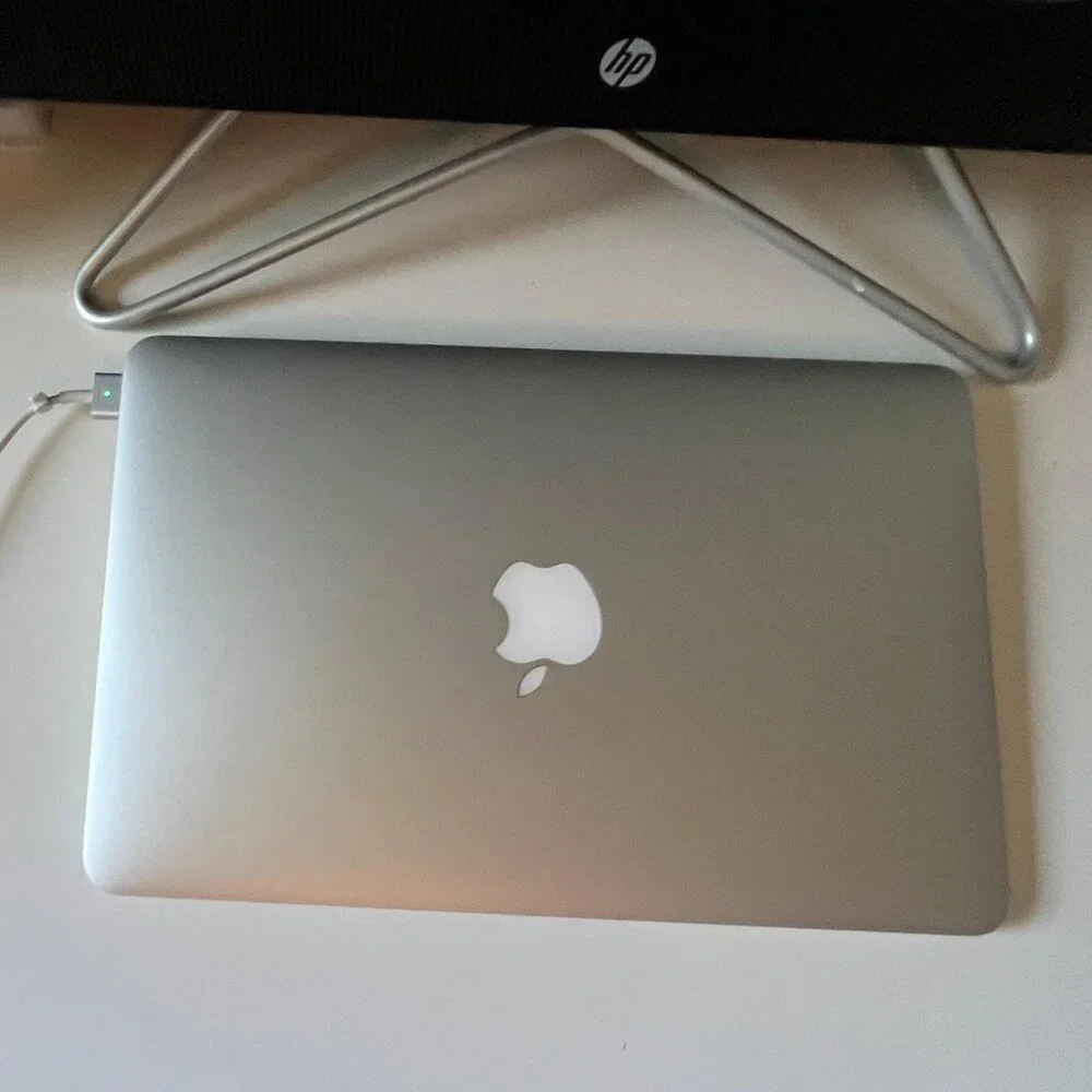 Apple MacBook Air (11-inch, Mid 2012) 1.7 GHz Intel Core i5 4 GV Laptop Silver